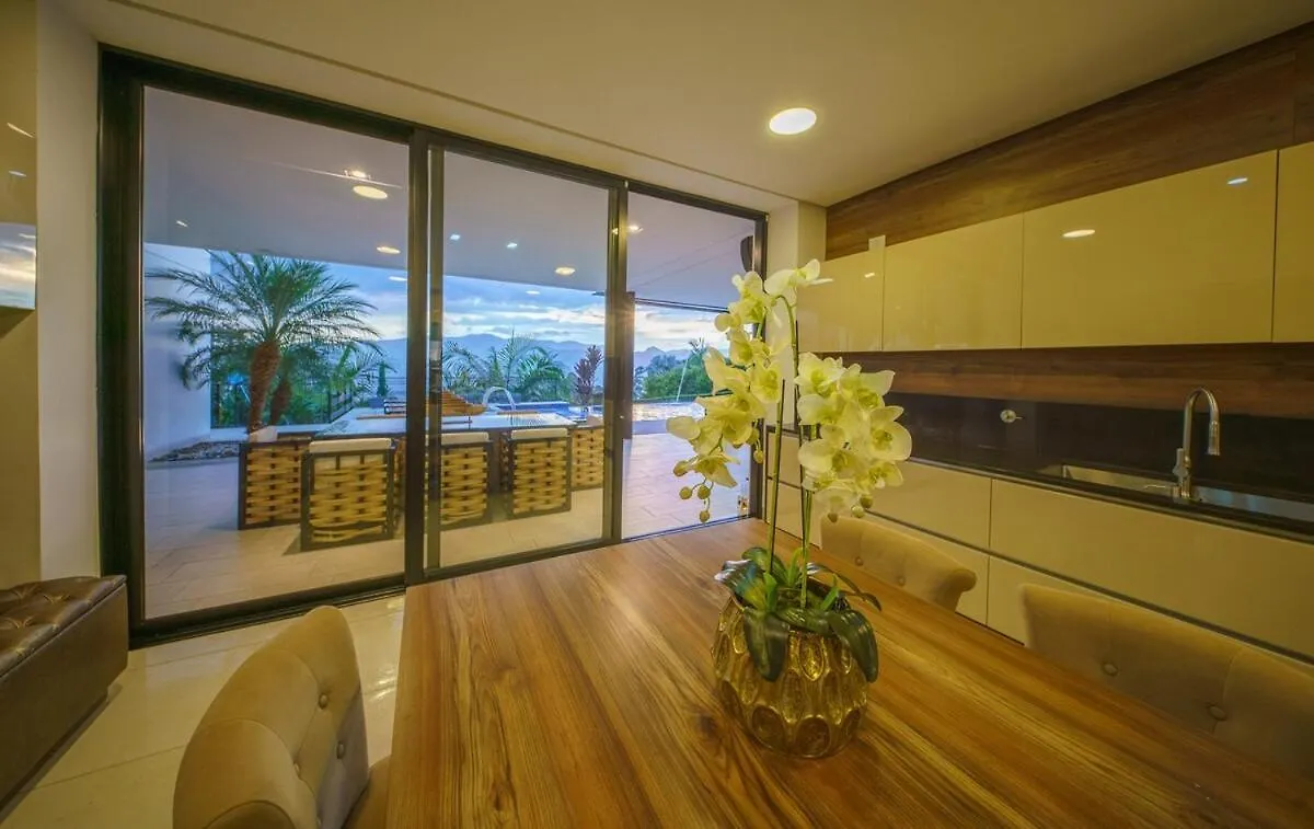 Villa Luxury Mansion 8 Bed, Heated Pool, Jacuzzi & Gym Medellín