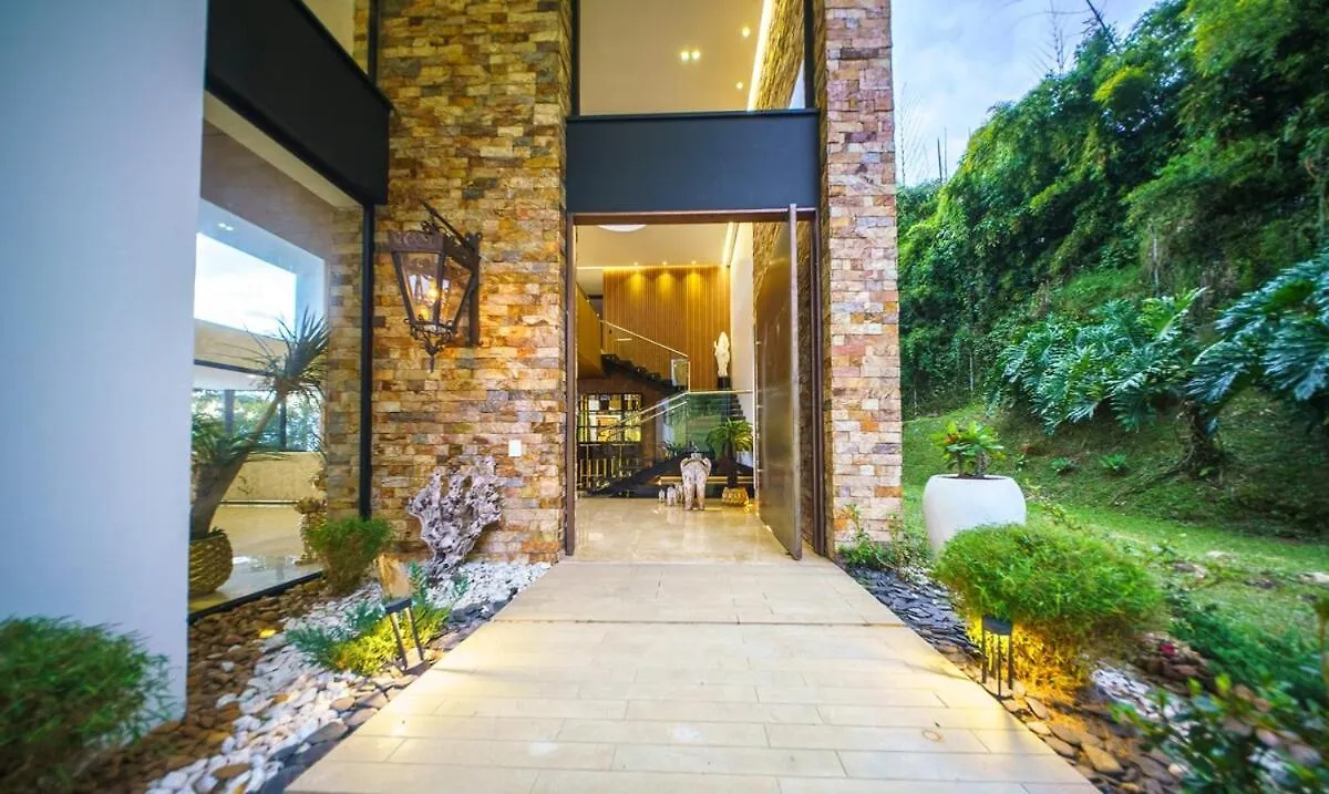 Villa Luxury Mansion 8 Bed, Heated Pool, Jacuzzi & Gym Medellín