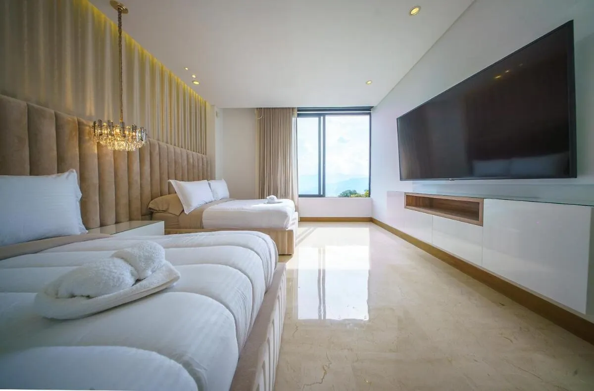 Villa Luxury Mansion 8 Bed, Heated Pool, Jacuzzi & Gym Medellín