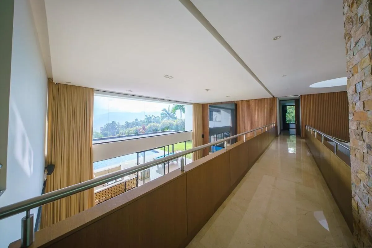 Villa Luxury Mansion 8 Bed, Heated Pool, Jacuzzi & Gym Medellín